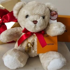 LOUIS VUITTON 323 LOCK & KEY WITH CHAIN MODELED ON A CHOCOLATE SMELLING BEAR